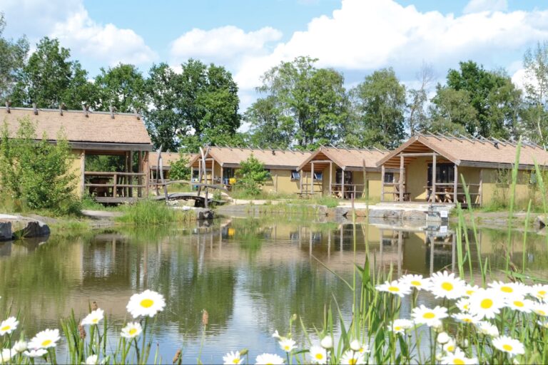 Alfsee Ferien und Erholungspark Germanendorf vom Campingplatz mit Terassen am See  768x512