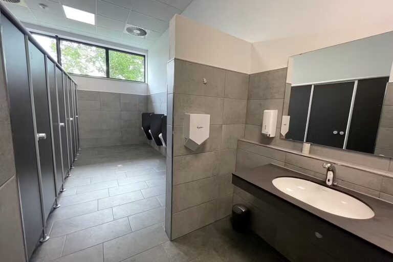 Alfsee Ferien und Erholungspark Innenansicht des Sanitaergebaeudes a97cc12a f7b3 4ca5 9161 04bce5a9a021 768x512