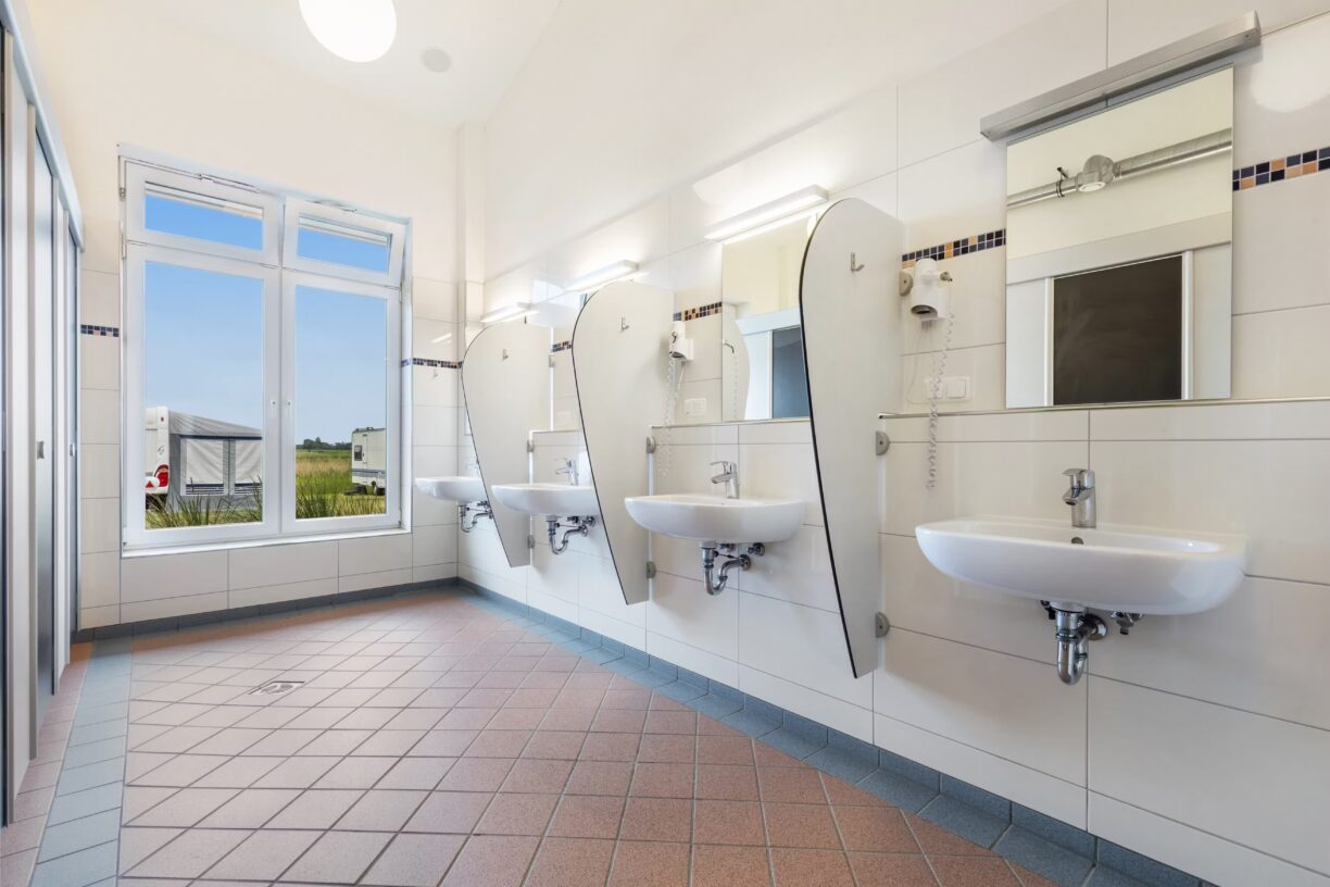 Belt Camping Fehmarn Innenansicht des Sanitaergebaeudes 5c8577da ae48 469d 8b13 f639b8740e33 1224x816