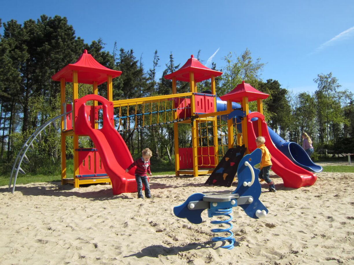 Belt Camping Fehmarn Kinderspielplatz mit Rutsche und Klettergeruest auf dem Campingplatz 1224x918