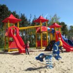Belt Camping Fehmarn Kinderspielplatz mit Rutsche und Klettergeruest auf dem Campingplatz 150x150