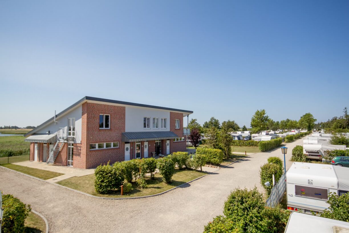 Belt Camping Fehmarn Sanitaergebaeude und Stellplaetze auf dem Campingplatz 1224x816