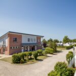 Belt Camping Fehmarn Sanitaergebaeude und Stellplaetze auf dem Campingplatz 150x150