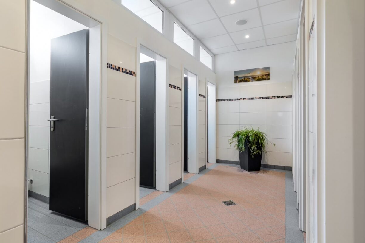 Belt Camping Fehmarn Toilettenkabinen im Sanitaergebaeude 9b668f5f 10ef 4470 aa8c 5ef8a791a022 1224x816