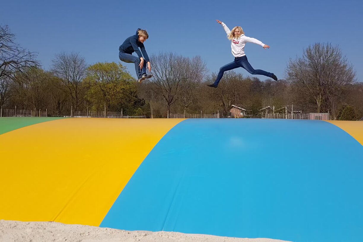 Camping Borken am See Gaeste vom Campingplatz auf dem Airtrampolin 1224x816