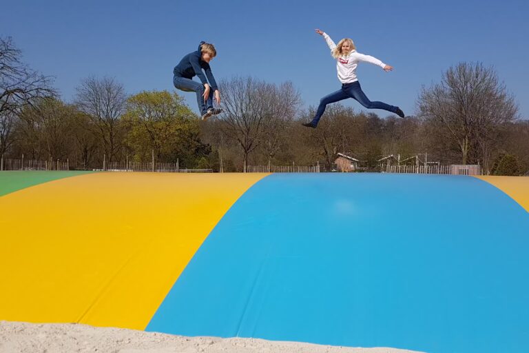 Camping Borken am See Gaeste vom Campingplatz auf dem Airtrampolin 768x512