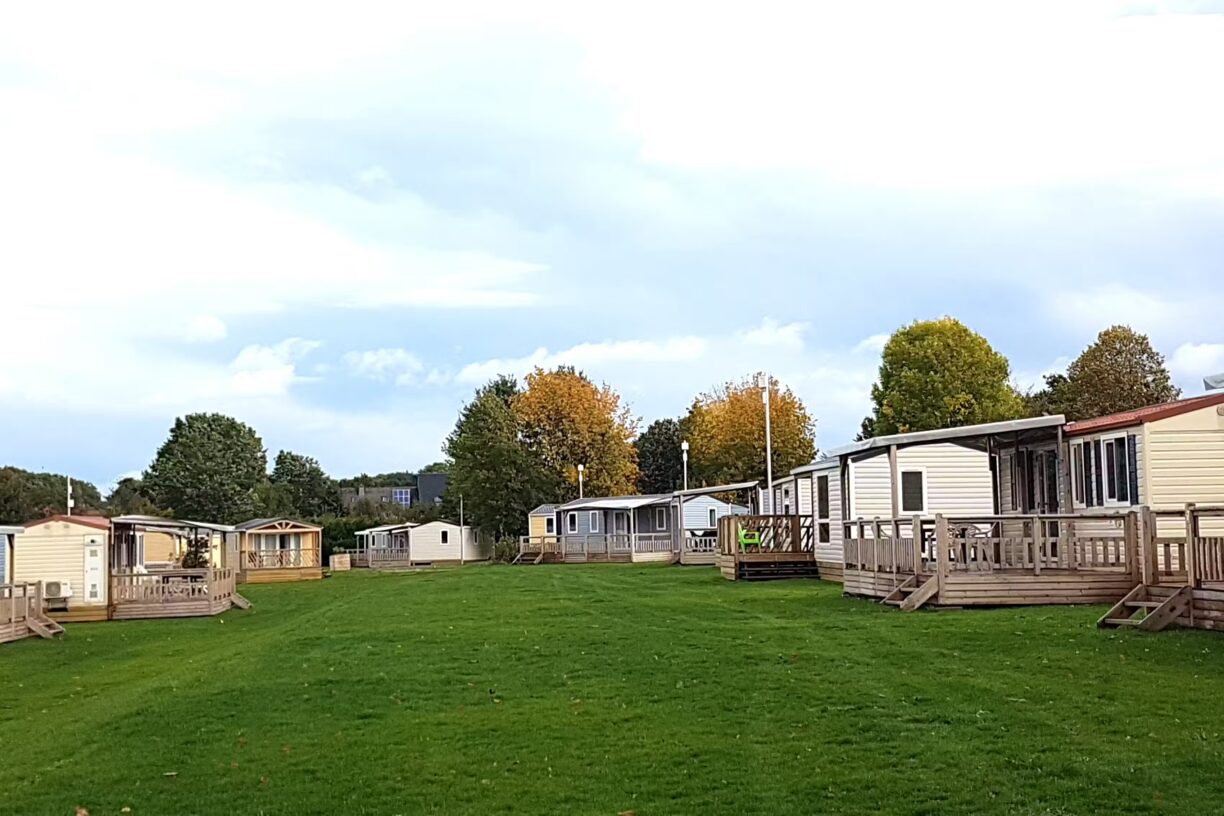 Camping Borken am See Mobilheime mit Blick auf gruene Liegewiese auf dem Campingplatz 1224x816