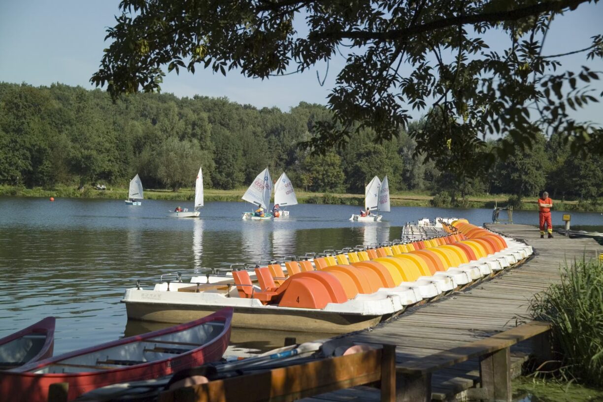 Camping Borken am See Tretboote und weitere Wasseraktivitaeten am See in der Naehe vom Campingplatz 1224x816