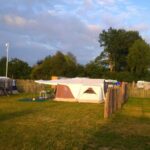 Camping Borken am See Zelt und Wohnwagenstellplaetze auf gruener Wiese auf dem Campingplatz 150x150