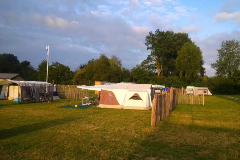Camping Borken am See Zelt und Wohnwagenstellplaetze auf gruener Wiese auf dem Campingplatz 768x512