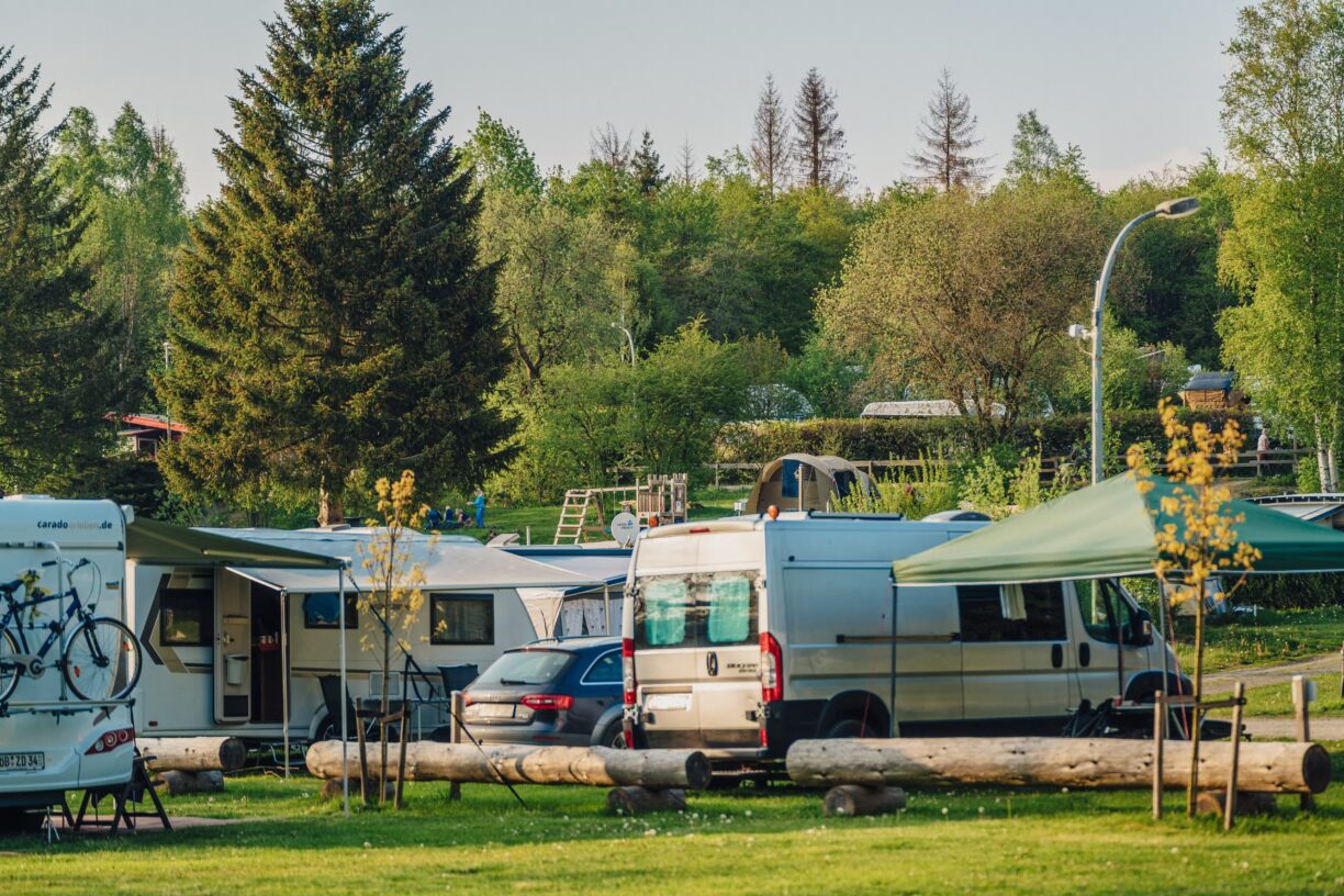 Camping Braunlage Blick auf die Standplaetze auf der Wiese 06e0a959 8817 4ada a086 fb2c0291ee70 1224x816