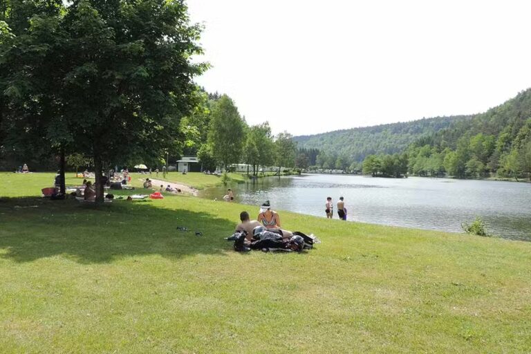 Camping Clausensee Liegewiese und Wohnwagenstellplatz vom Campingplatz mit direktem Zugang zum See 768x512