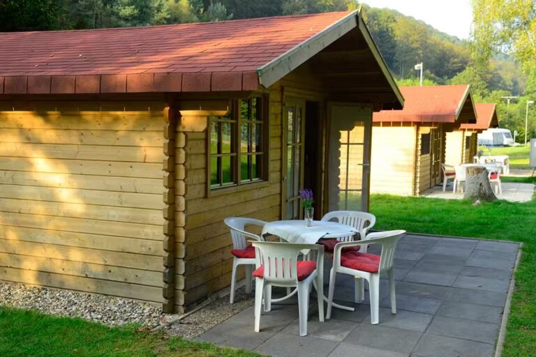 Camping Clausensee Mobilheime vom Campingplatz mit Esstischen auf der Veranda 768x512