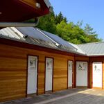 Camping Clausensee Sanitaergebaeude vom Campingplatz mit Duschkabinen und WC 150x150