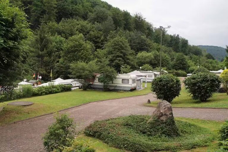 Camping Clausensee Wohnmobilstellplatz vom Campingplatz im Gruenen mit Blick auf gruene Huegel 768x512