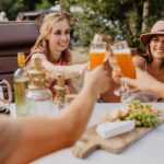 Camping De Kleine Wolf Camper geniessen Speisen und Getraenke auf ihrem Standplatz be1cf3b7 6780 4bf2 94fd 98cdf701a288 150x150