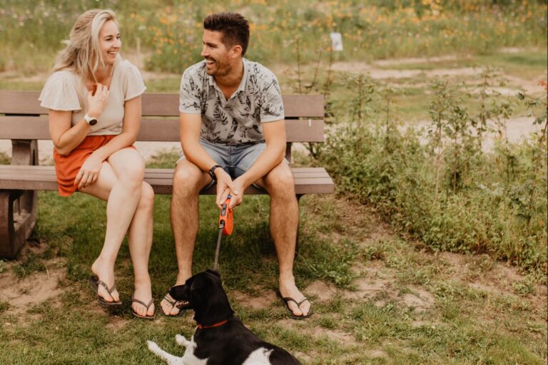 Camping De Kleine Wolf Paar mit Hund sitzt auf einer Bank auf dem Campingplatz 1baf354a 3080 42f2 958b cf662d5ce4d6 768x512