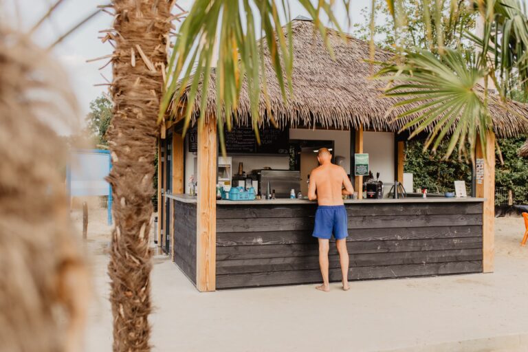 Camping De Kleine Wolf Strandbar auf dem Campingplatz 7303e0cb ad87 4c86 add3 864bdc25bf0b 768x512