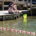 Camping De Wildhoeve Familie auf dem Steg beim Wasserspielplatz 150x150