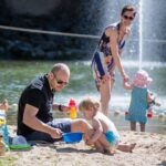 Camping De Wildhoeve Familie spielt im Sand am Strand beim Wasserspielplatz 150x150