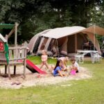 Camping De Wildhoeve Kinderspielplatz auf der Standplatzwiese auf dem Campingplatz 6bb4c2c9 6c56 4577 8e42 f19a733b944f 150x150
