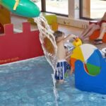 Camping Hopfensee Gaeste im Hallenbad am Kinderbecken auf dem Campingplatz 150x150