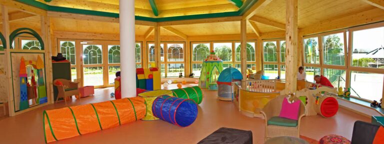 Camping Hopfensee Zwergerl Pavillon Spielhaus fuer Kleinkinder auf dem Campingplatz 768x288