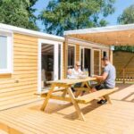 Camping Landal Sonnenberg Camper auf der Veranda vom Mobilheim auf dem Campingplatz 150x150