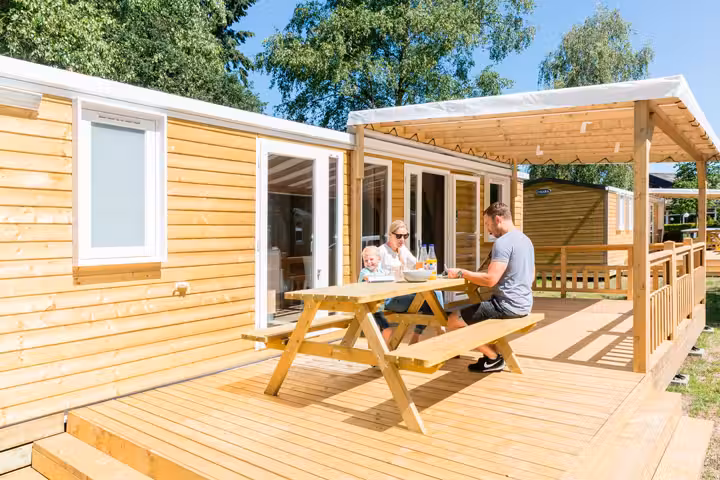 Camping Landal Sonnenberg Camper auf der Veranda vom Mobilheim auf dem Campingplatz