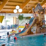 Camping Landal Sonnenberg Camper im Kinderbecken vom Indoor Pool auf dem Campingplatz 150x150