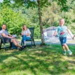 Camping Landal Sonnenberg Camper mit Kindern auf dem auf gruener Wiese 150x150