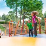 Camping Landal Sonnenberg Kinder auf dem Trampolin am Spielplatz vom Campingplatz 150x150