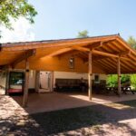 Camping Landal Sonnenberg Sanitaergebaeude vom Campingplatz mit Waschbecken aussen 150x150