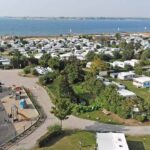 Camping Miramar Blick auf den Spielplatz und den Wohnwagen und Zeltstellplatz vom Campingplatz 150x150