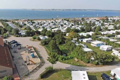 Camping Miramar Blick auf den Spielplatz und den Wohnwagen und Zeltstellplatz vom Campingplatz 400x267