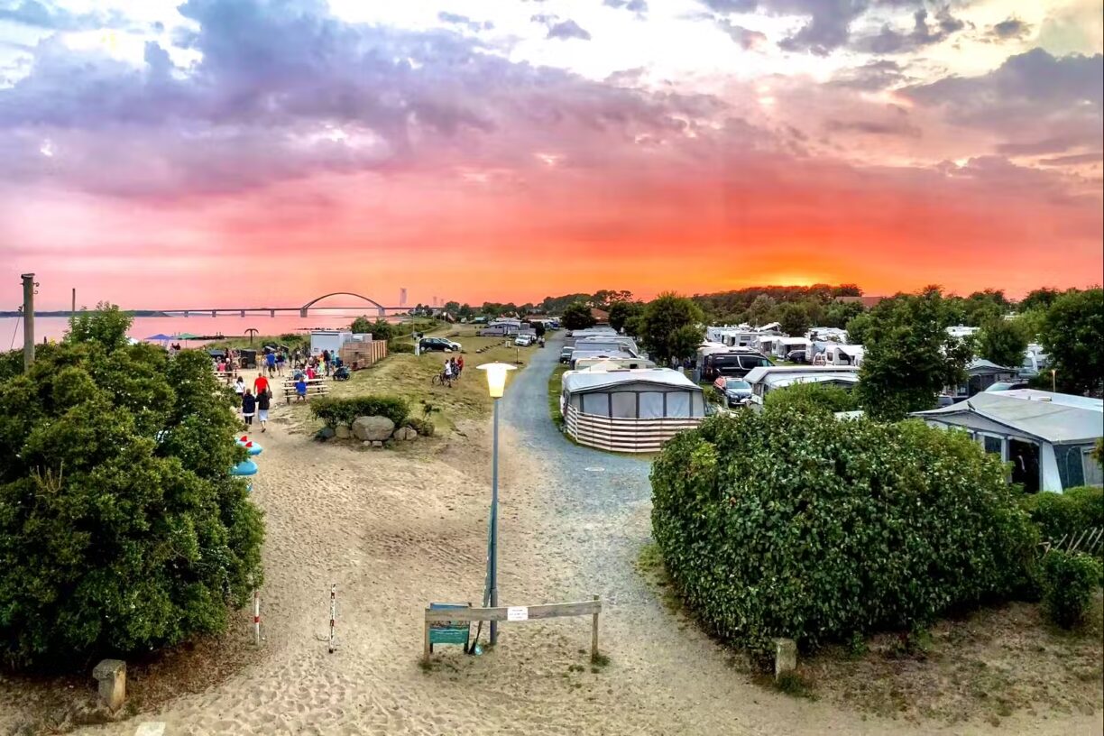 Camping Miramar Gelaende vom Campingplatz am Meer 1224x816