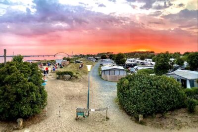 Camping Miramar Gelaende vom Campingplatz am Meer 400x267