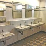 Camping Miramar Sanitaerbereich vom Campingplatz fuer Frauen mit Waschbecken Spiegeln und Toiletten 150x150