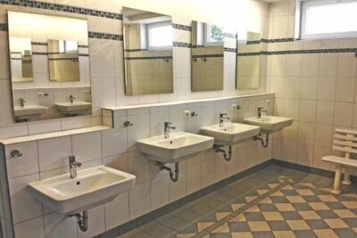 Camping Miramar Sanitaerbereich vom Campingplatz fuer Frauen mit Waschbecken Spiegeln und Toiletten 400x267