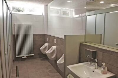 Camping Miramar Sanitaerbereich vom Campingplatz fuer Maenner 400x267