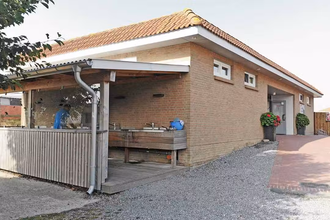 Camping Miramar Sanitaergebaeude vom Campingplatz