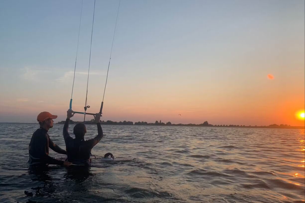 Camping Miramar Wasseraktivitaeten im Sonnenuntergang 1224x816