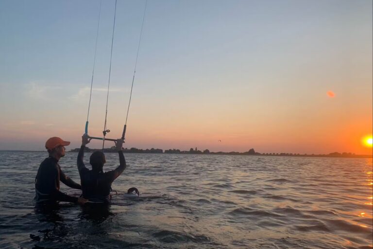 Camping Miramar Wasseraktivitaeten im Sonnenuntergang 768x512