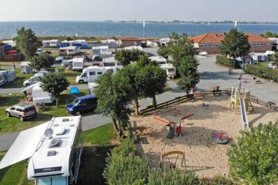 Camping Miramar Wohnwagen und Zeltstellplatz vom Campingplatz mit blick auf das Meer 400x267