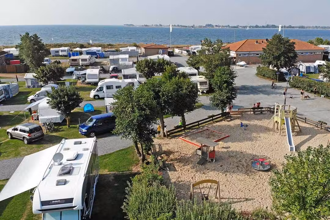 Camping Miramar Wohnwagen und Zeltstellplatz vom Campingplatz mit blick auf das Meer