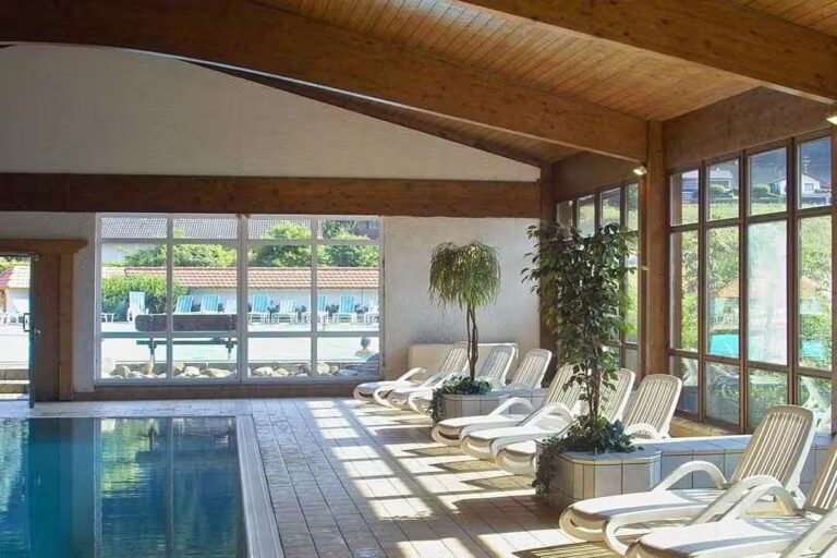 Camping Muenstertal Indoor Pool vom Campingplatz mit Liegestuehlen 768x512