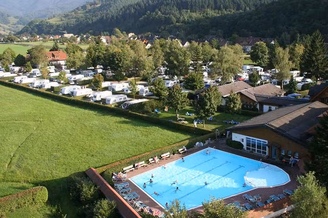 Camping Muenstertal Luftaufnahme vom Campingplatz mit Pool