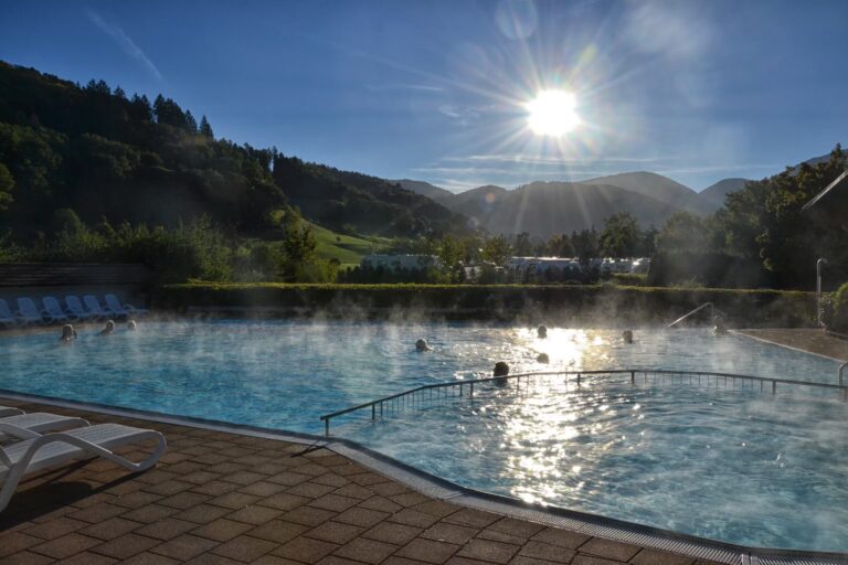 Camping Muenstertal Pool mit Liegestuehlen und Sonnenschirmen auf dem Campingplatz 6c909aec 2259 4c97 bbd6 4870ae7bbabc 768x512