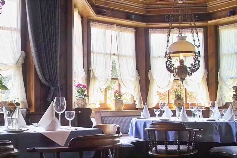 Camping Muenstertal gedeckte Tische im Restaurant vom Campingplatz 768x512