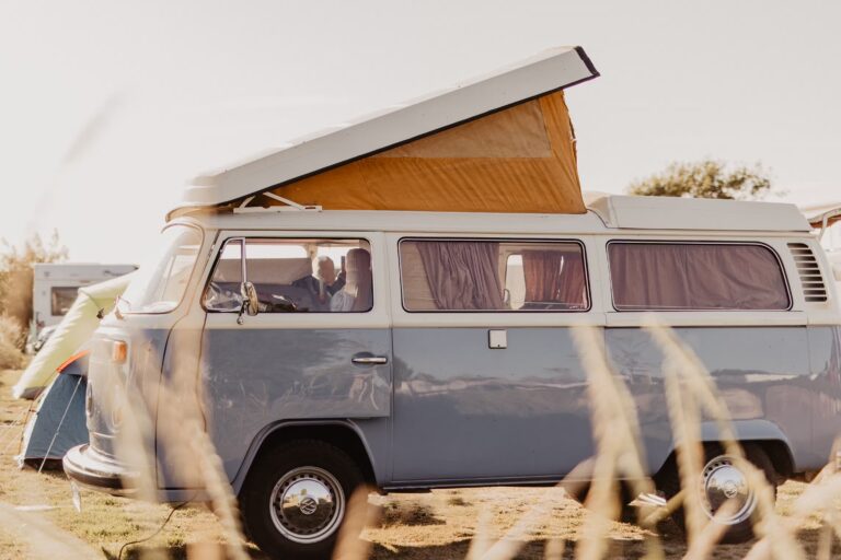 Camping Strukkamphuk Bulli auf einem Standplatz auf dem Campingplatz 3854bb10 d390 4e02 b528 62694557573c 768x512